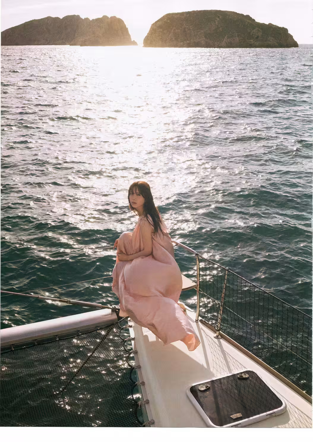 乃木坂46 筒井あやめ 1st寫真集 感情の隙間 1 (79 Photos)